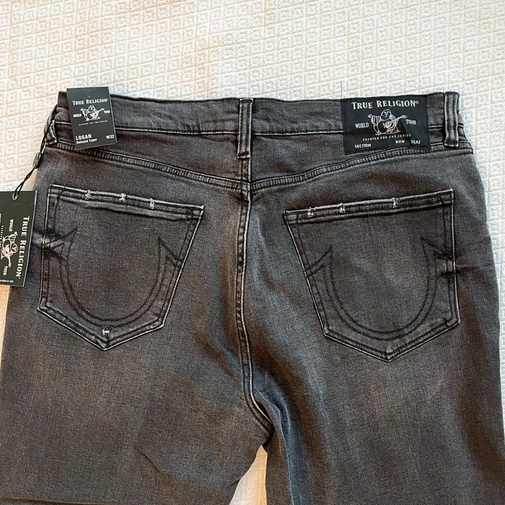 NWT True Religion Men’s Logan Relaxed Tapered Fit Black Distressed Jeans Size 32